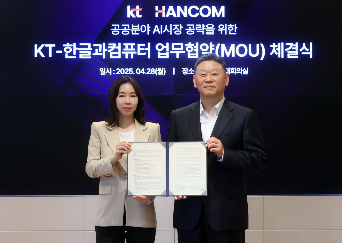 ▲한글과컴퓨터가 KT와 공공 분야 인공지능(AI) 시장 진출을 위한 전략적 업무협약(MOU)을 체결했다고 29일 밝혔다. 한컴 김연수 대표와 안창용 KT 엔터프라이즈 부문장 부사장이 협약을 체결하고 있다. (사진제공=한글과컴퓨터)