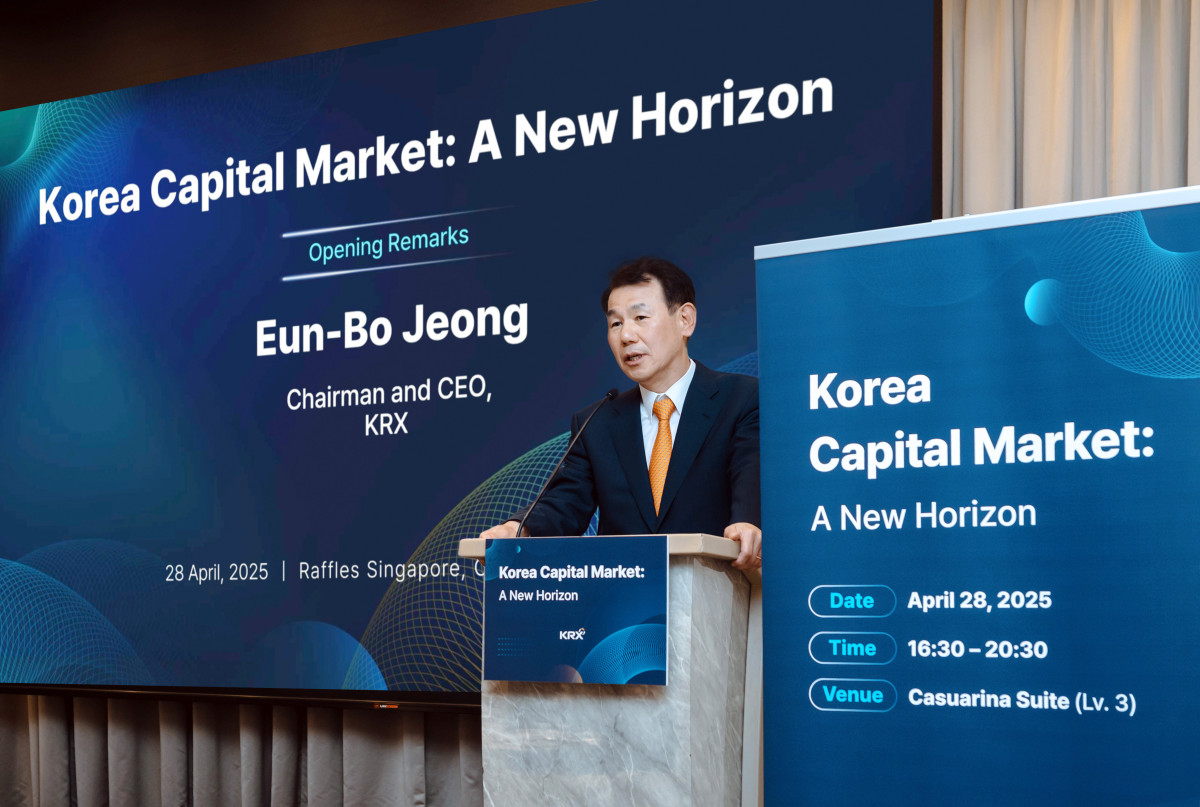 ▲정은보 한국거래소 이사장이 28일 월요일 싱가포르에서 열린 '파생상품 야간시장 설명회' 개회사를 통해 글로벌 투자자들에게 야간거래 도입 취지를 설명하고 거래참여를 독려했다. (사진=한국거래소)
