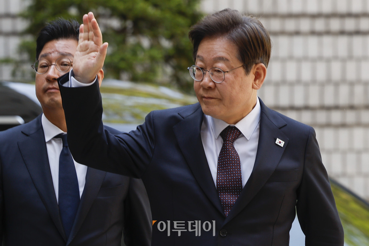 ▲이재명 더불어민주당 대선후보가 29일 서울 서초구 서울중앙지방법원에서 열린 대장동 배임·성남FC 뇌물 1심 속행 공판에 출석하고 있다. 조현호 기자 hyunho@