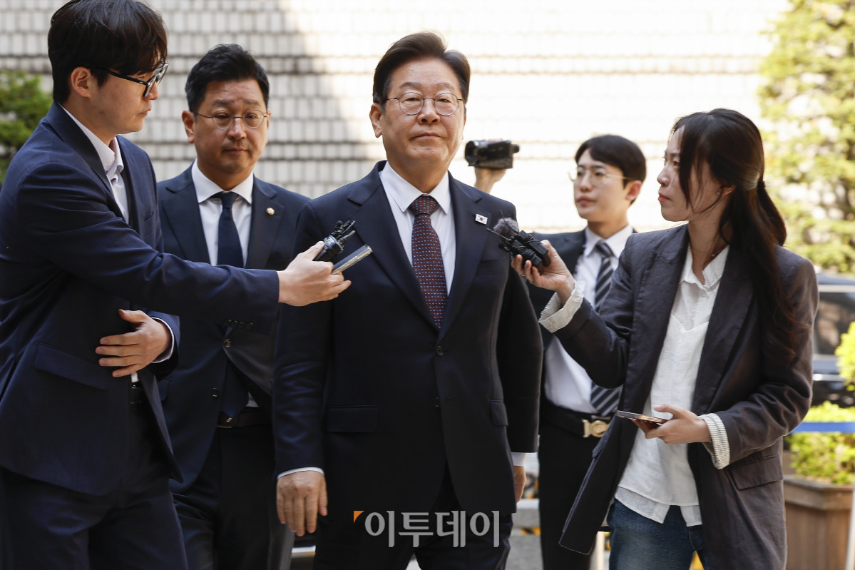 ▲이재명 더불어민주당 대선후보가 29일 서울 서초구 서울중앙지방법원에서 열린 대장동 배임·성남FC 뇌물 1심 속행 공판에 출석하고 있다. 조현호 기자 hyunho@