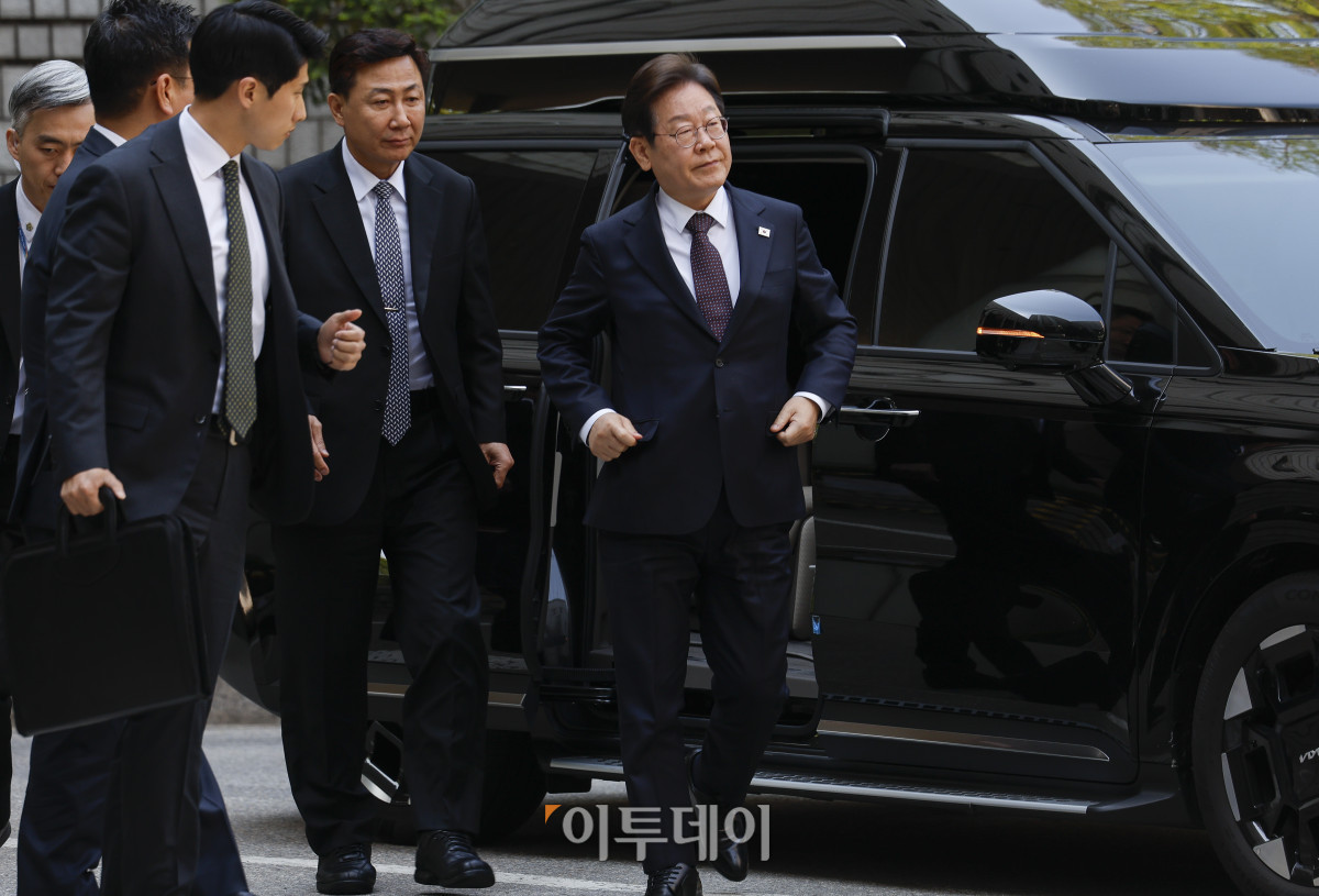 ▲이재명 더불어민주당 대선후보가 29일 서울 서초구 서울중앙지방법원에서 열린 대장동 배임·성남FC 뇌물 1심 속행 공판에 출석하고 있다. 조현호 기자 hyunho@