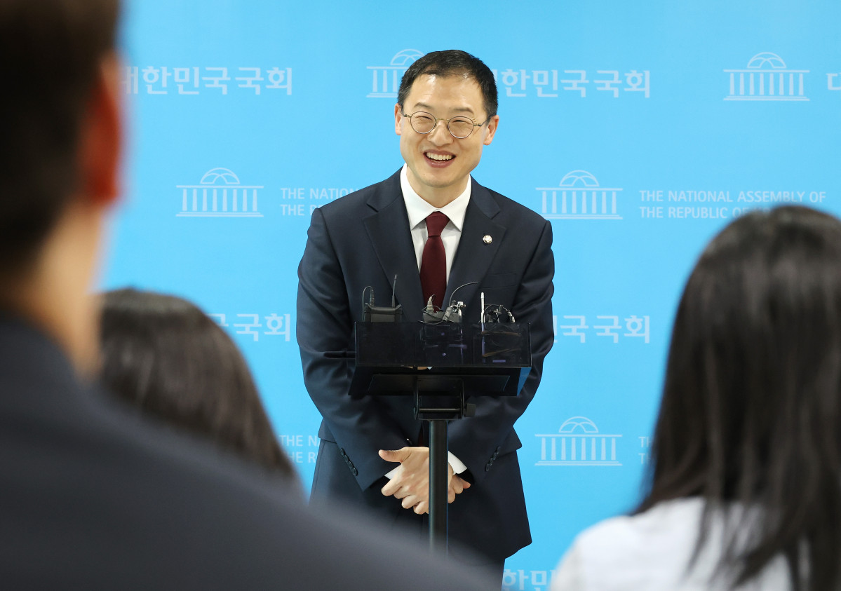 ▲국민의힘 내에서 탈당 압박을 받고 있는 김상욱 의원이 7일 서울 여의도 국회 소통관에서 백브리핑을 통해 취재진에게 입장을 밝히고 있다. 김 의원은 헌법재판소가 윤 전 대통령 파면을 결정한 4일을 국경일인 '민주주의 기념일'로 제정하자고 제안했고, 당내 일부 의원들은 김 의원 탈당을 요구하기도 했다. (연합뉴스)