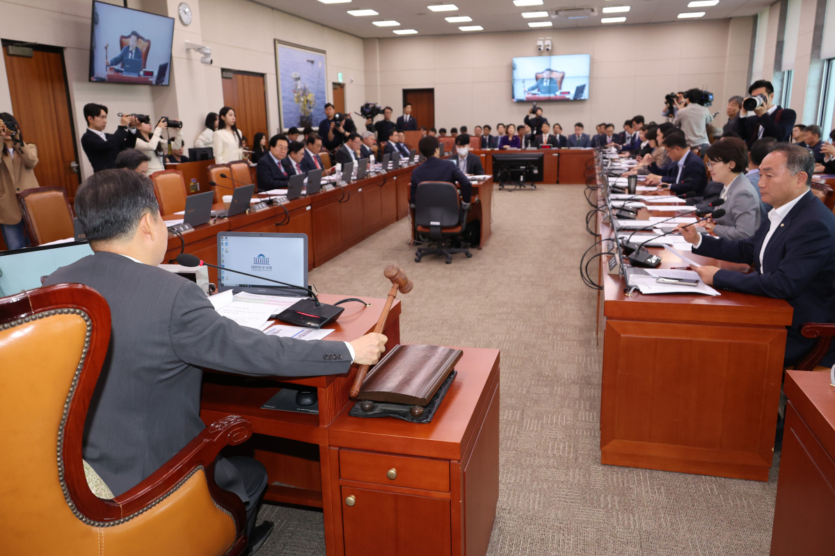 ▲<YONHAP PHOTO-2812> 국회 산업위, 추경안 의결 (서울=연합뉴스) 김주성 기자 = 29일 서울 여의도 국회에서 열린 산업통상자원중소벤처기업위원회 전체회의에서 국민의힘 소속 이철규 위원장이 2025년 제1회 추가경정예산안을 의결하고 있다. 2025.4.29 utzza@yna.co.kr/2025-04-29 11:07:08/<저작권자 ⓒ 1980-2025 ㈜연합뉴스. 무단 전재 재배포 금지, AI 학습 및 활용 금지>