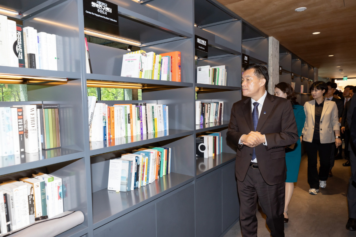 ▲이재준 수원시장이 수원 지관서가의 서가를 둘러보고 있다. (수원특례시)