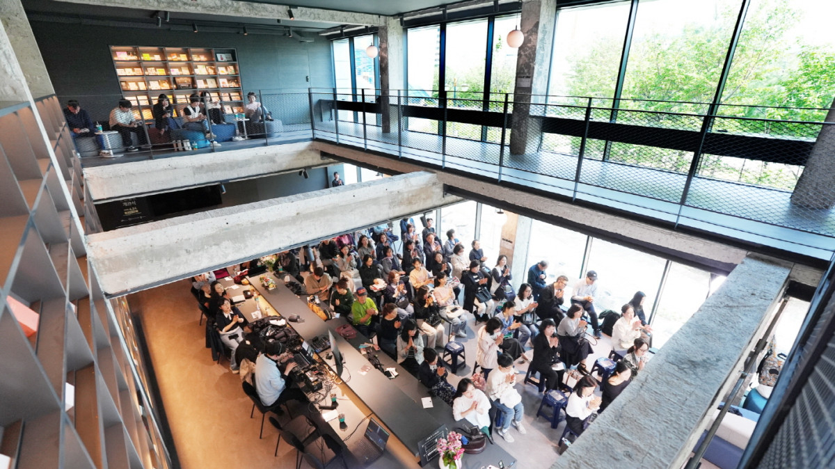 ▲수원 지관서가에서 인문학 강연이 열려 참여한 시민들이 내부 공간을 가득 채우고 있다. (수원특례시)