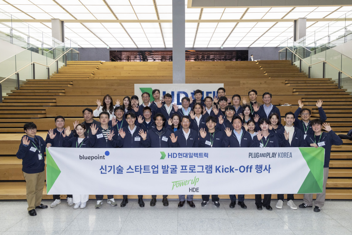 ▲HD현대일렉트릭의 오픈이노베이션 프로그램 PowerUp HDE에 참여하는 임직원 및 협업 기업 블루포인트, 플러그앤플레이가 기념사진을 촬영하고 있다. (왼쪽 일곱 번째 김영기 HD현대일렉트릭 대표) (HD현대일렉트릭.)