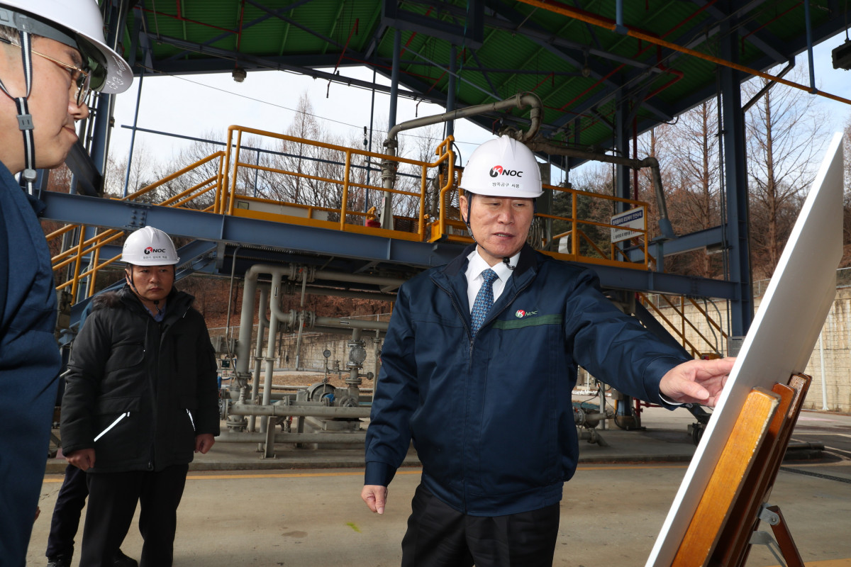 ▲김동섭 한국석유공사 사장(오른쪽)이 지난해 1월 19일 현장안전경영의 하나로 구리 비축기지를 찾아 원유입출하시설을 점검하고 있다. (사진제공=한국석유공사)
