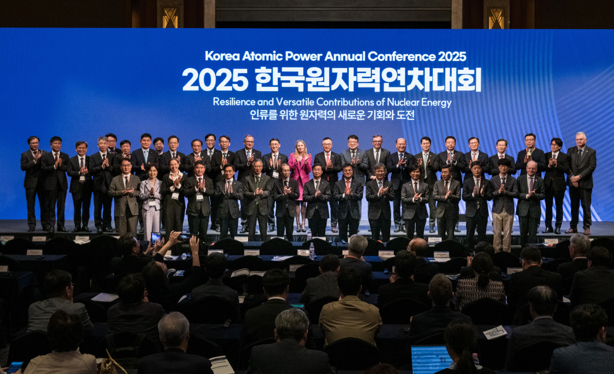 ▲29일 롯데호텔 서울에서 열린 '2025 한국원자력연차대회' 참석자들이 기념 촬영을 하고 있다. (사진제공=한국원자력산업협회)
