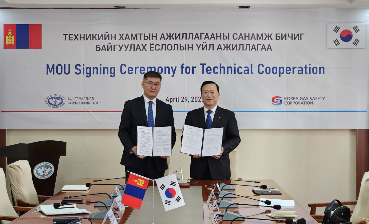 ▲박경국 한국가스안전공사 사장(오른쪽)이 29일 몽골 광물석유청 강후야그 샤라브도르지(Gankhuyag Sharavdorj) 청장과 '한-몽골 가스안전 기술 협력을 위한 업무협약'을 체결한 후 기념 촬영을 하고 있다. (사진제공=한국가스안전공사)