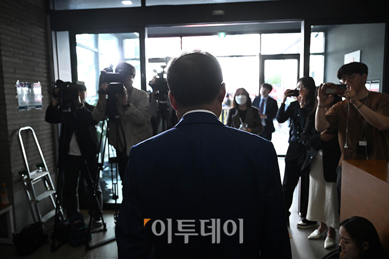▲29일 서울 여의도 국민의힘 당사에서 열린 제21대 대통령 후보자 국민의힘 3차 경선 진출자 발표 행사를 마치고 홍준표 후보가 회의장을 떠나고 있다. 이날 김문수, 한동훈 후보가 3차 경선에 진출했으며 홍 후보는 정계 은퇴를 선언했다. 고이란 기자 photoeran@