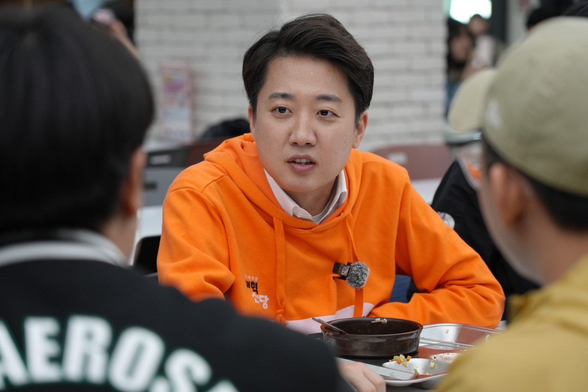 ▲이준석 개혁신당 대선 후보가 29일 한국항공대학교에서 학생들과 학식을 먹으며 이야기를 나누고 있다. (사진제공=이준석 캠프)