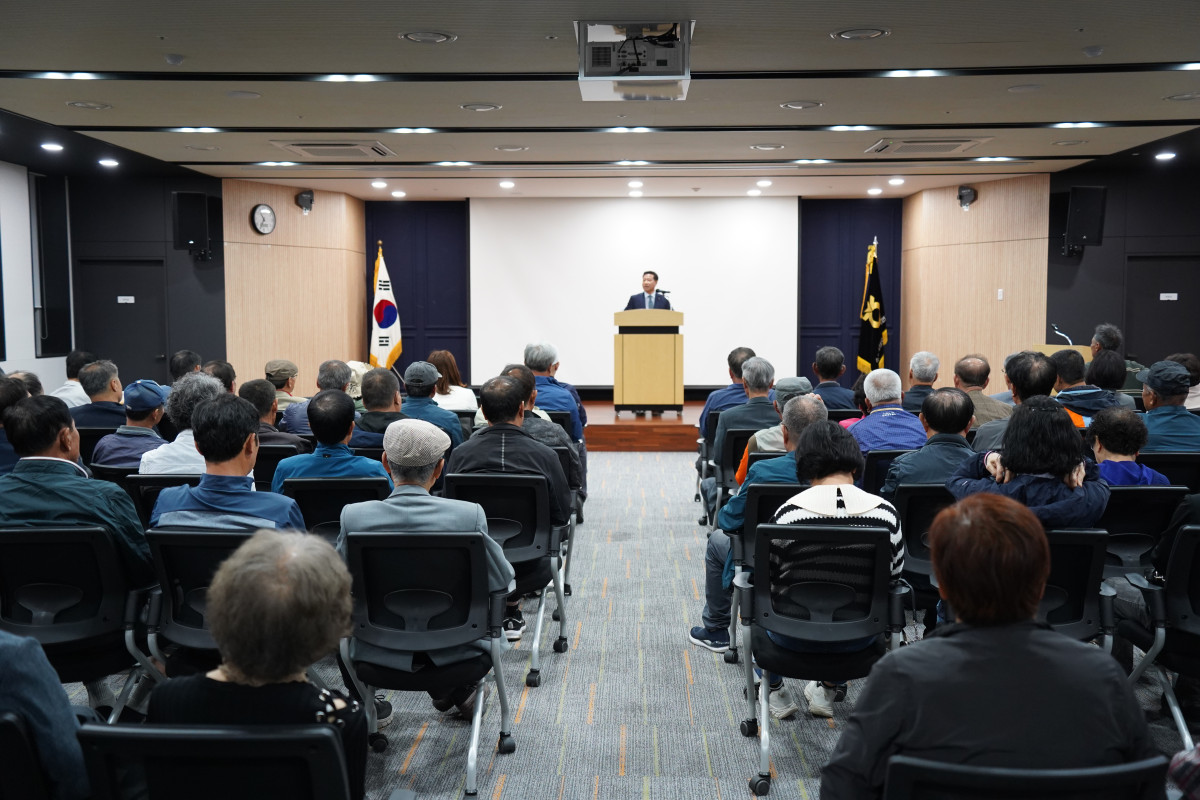 ▲수원축산농협의 본점 대회의실에서 장주익 조합장이 주요 사업 추진 계획 좌담회 중 연단에서 발표하고 있다. (수원축협)