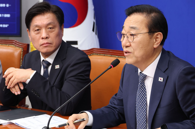 ▲김윤덕 사무총장이 30일 오전 서울 여의도 국회에서 '진짜 대한민국 중앙선거대책위원회' 구성 발표를 하고 있다.왼쪽은 조승래 수석대변인. 2025.04.30. (뉴시스)
