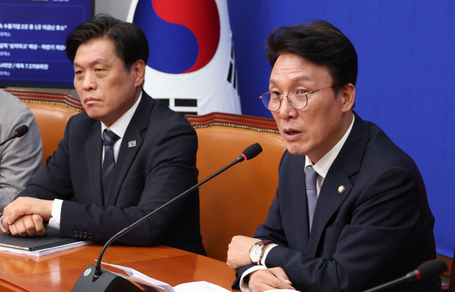▲대선 상임 공동선거대책위원장인 김민석 더불어민주당 최고위원이 30일 오전 서울 여의도 국회에서 현안관련 기자간담회에서 발언을 하고 있다. 2025.04.30. (뉴시스)