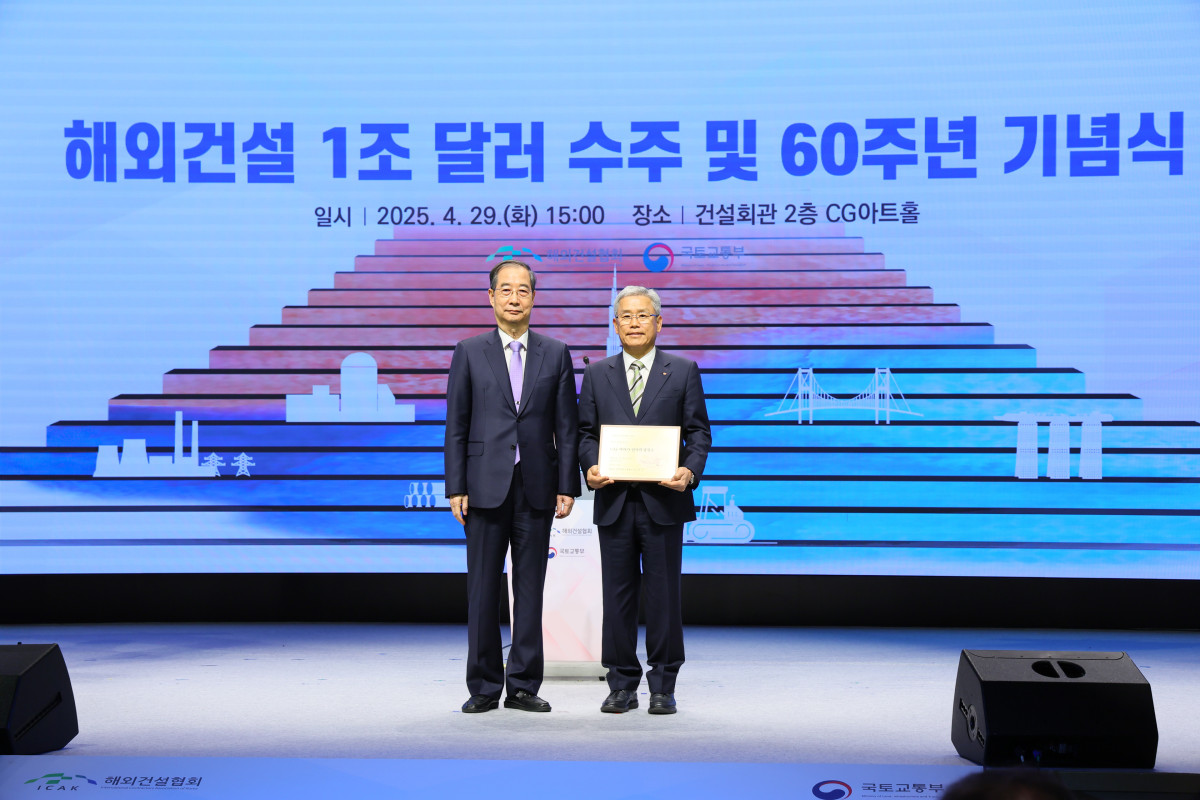 ▲김동철 한국전력 사장(오른쪽)이 29일 열린 ‘해외건설 60주년·1조 달러 달성 기념식’에서 ‘해외건설 10대 프로젝트’로 선정된 후 한덕수 대통령 권한대행 국무총리와 기념 촬영을 하고 있다. (사진제공=한국전력)