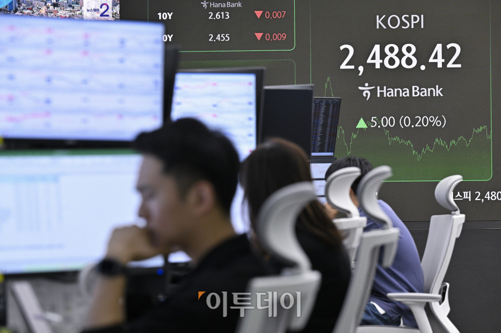 ▲코스피 지수가 2480선에서 강보합세를 보인 21일 서울 중구 하나은행 딜링룸 전광판에 코스피가 표시돼 있다. 이날 코스피는 전 거래일보다 5.00(0.20%)포인트 상승한 2488.42를 나타냈다. 조현호 기자 hyunho@ (이투데이DB)