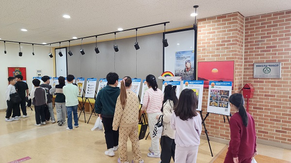 ▲강원도 원주시 봉대초 학생들이 ‘우리가 바라는 안전한 학교 공모전’ 수상작 전시를 관람하고 있다. (한국교육시설안전원 제공)