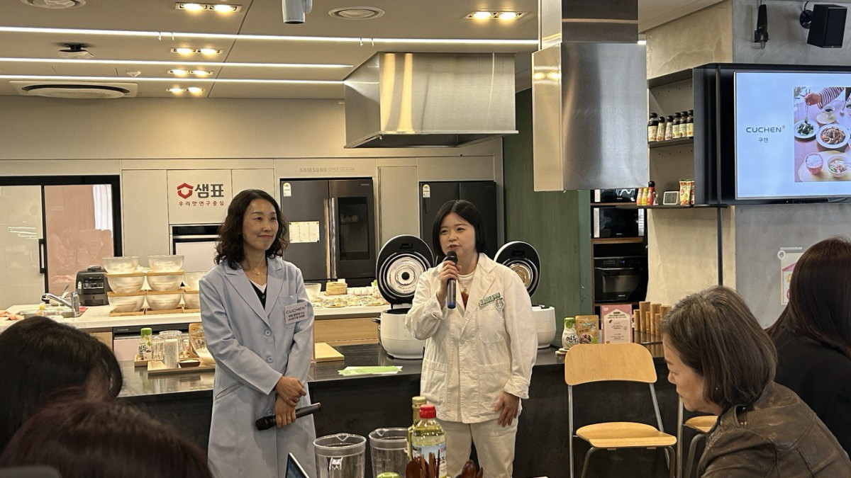 ▲4월 24일 서울 중구 충무로 샘표 본사에서 열린 ‘새미네부엌X쿠첸 집밥 팝업’에서 이미영(왼쪽) 쿠첸 밥맛연구소 수석과 최정윤 샘표 우리맛연구중심 연구실장이 집밥의 가치에 대해 말하고 있다. (사진=연희진 기자)