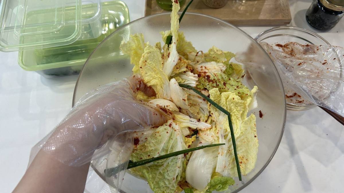 ▲‘새미네부엌X쿠첸 집밥 팝업’에서 쉽고 간단하게 반찬을 만들 수 있는 법을 배우고 있다. (사진=연희진 기자)