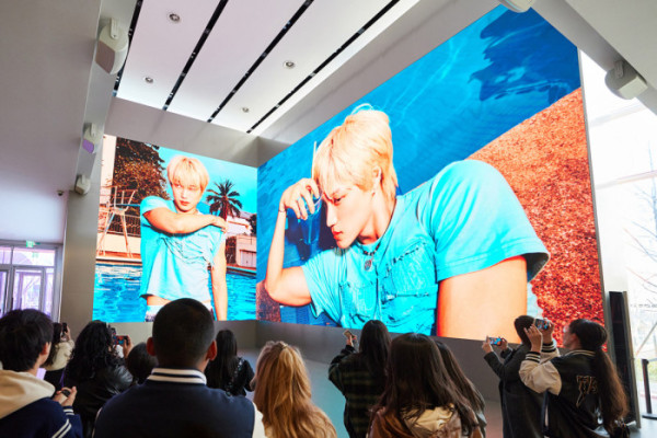 ▲SM 사옥 1층 미디어월에서 상영된카이 'Wait On Me' 프리뷰(사진제공=SM엔터테인먼트)