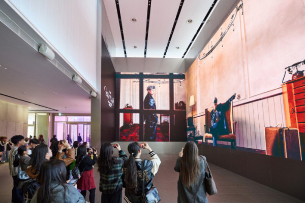 ▲SM 사옥 1층 미디어월에서 상영된카이 'Wait On Me' 프리뷰(사진제공=SM엔터테인먼트)