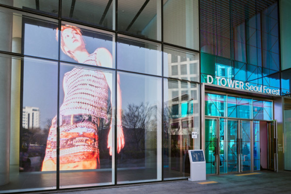 ▲SM 사옥 1층 미디어월에서 상영된카이 'Wait On Me' 프리뷰(사진제공=SM엔터테인먼트)