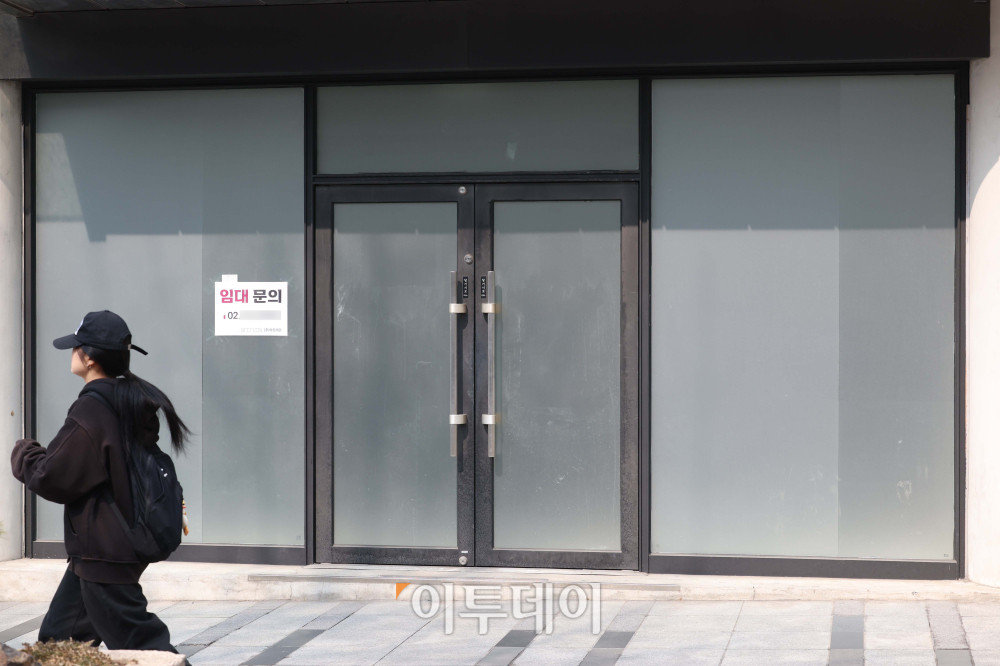 ▲내수 침체가 장기화하면서 자영업자가 최근 두 달간 20만명 넘게 줄었다. 10일 통계청에 따르면 지난 1월 자영업자 수는 코로나 사태 당시 수준인 550만명으로 집계됐다. 이는 엔데믹을 앞둔 2023년 1월(549만명) 이후 가장 적은 것이다. 엔데믹 이후 회복세를 보이던 자영업자 수는 작년 11월 570만여명보다 20만명 이상 감소했다. 연도별로 보면 국제통화기금(IMF) 외환위기 당시인 1997년(590만명), 1998년(561만명), 글로벌 금융위기 때인 2008년(600만명), 2009년(574만명)보다 적은 수준이다. 이날 서울 서대문구의 한 건물에 임대 안내문이 게시돼 있다. 신태현 기자 holjjak@ (이투데이DB)