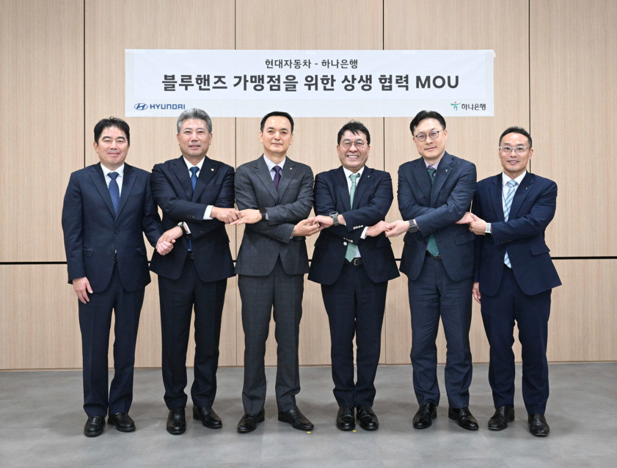 ▲현대차 국내서비스사업부장 이용섭 상무(왼쪽 첫 번째), 하나은행 중앙영업그룹 김진우 부행장(왼쪽 네 번째) 등 관계자들이 기념 촬영하는 모습. (사진=현대차)