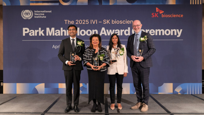 ▲2025년 제4회 박만훈상 수상자인 아난다 산카 반디요파디야(왼쪽부터) 박사, 루이자 헬레나 트라자노 대표, 스베타 자넘팔리 대표, 피에르 반 담 교수가 수상 후 기념사진을 찍고 있다. (사진제공=SK바이오사이언스)