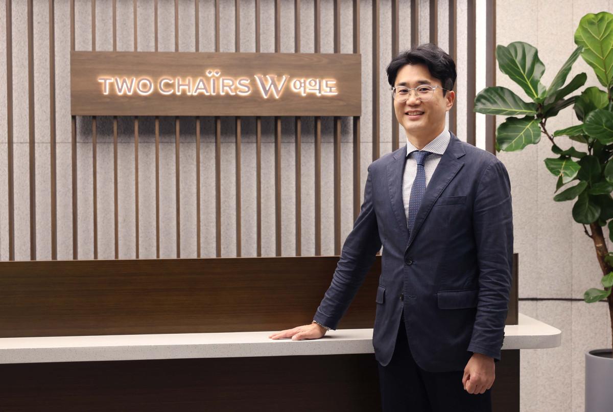 ▲민경진 우리은행 투체어스W여의도 PB지점장이 28일 서울 여의도 TP타워 19층 TCW여의도에서 이투데이와 인터뷰에 앞서 포즈를 취하고 있다. 신태현 기자 holjjak@