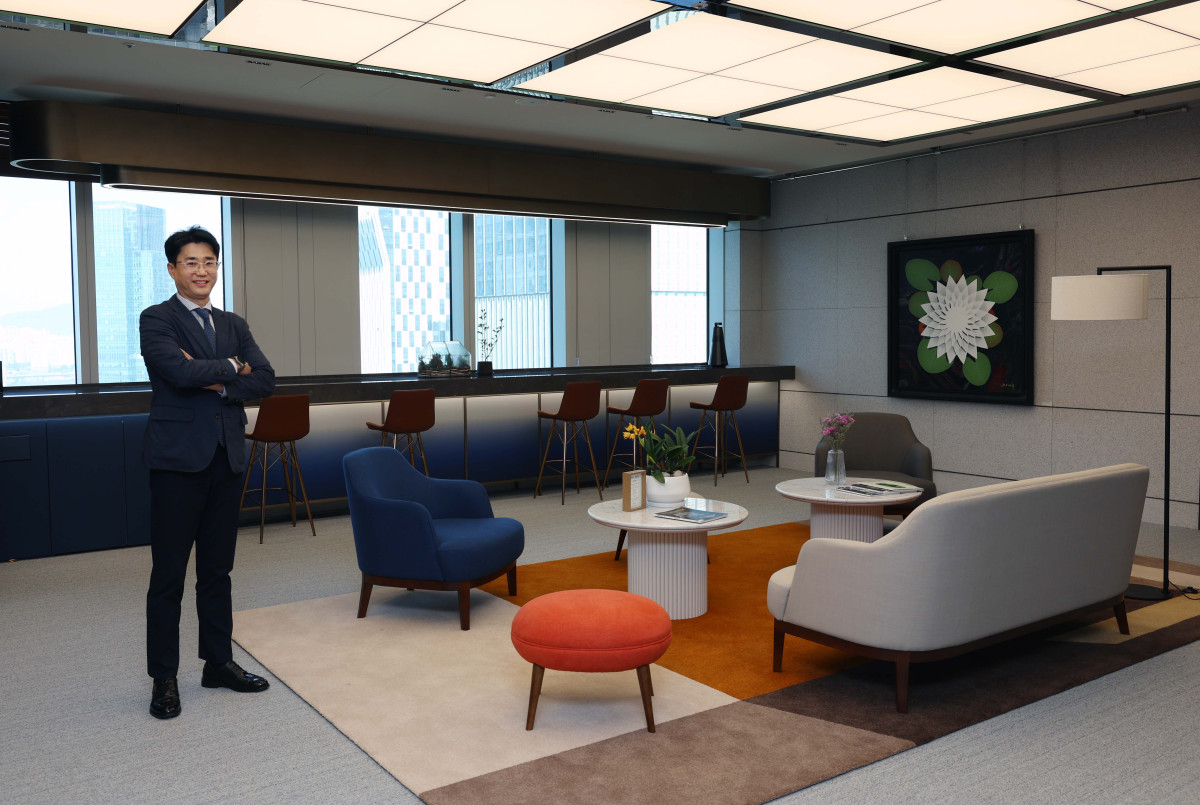 ▲민경진 우리은행 투체어스W여의도 PB지점장이 28일 서울 여의도 TP타워 19층 TCW여의도에서 이투데이와 인터뷰에 앞서 포즈를 취하고 있다. 신태현 기자 holjjak@