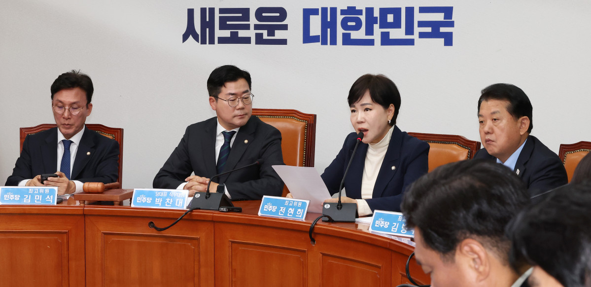 ▲더불어민주당 전현희 의원이 21일 서울 여의도 국회에서 열린 최고위원회의에서 발언하고 있다. 왼쪽 두번째는 박찬대 당대표 직무대행 겸 원내대표. (연합뉴스)