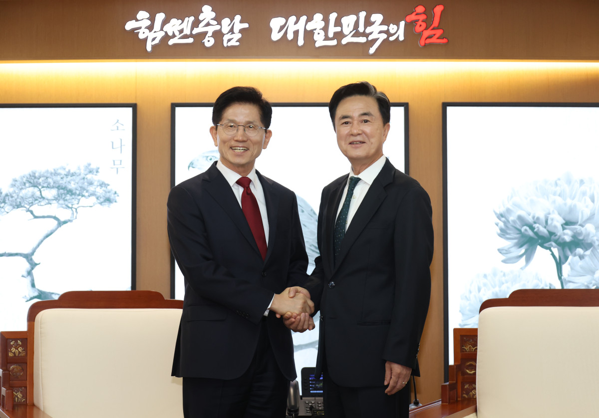 ▲김문수 국민의힘 대선 경선 후보가 1일 충청남도청을 찾아 김태흠 지사와 환담을 하기 전 악수하고 있다.  (뉴시스)