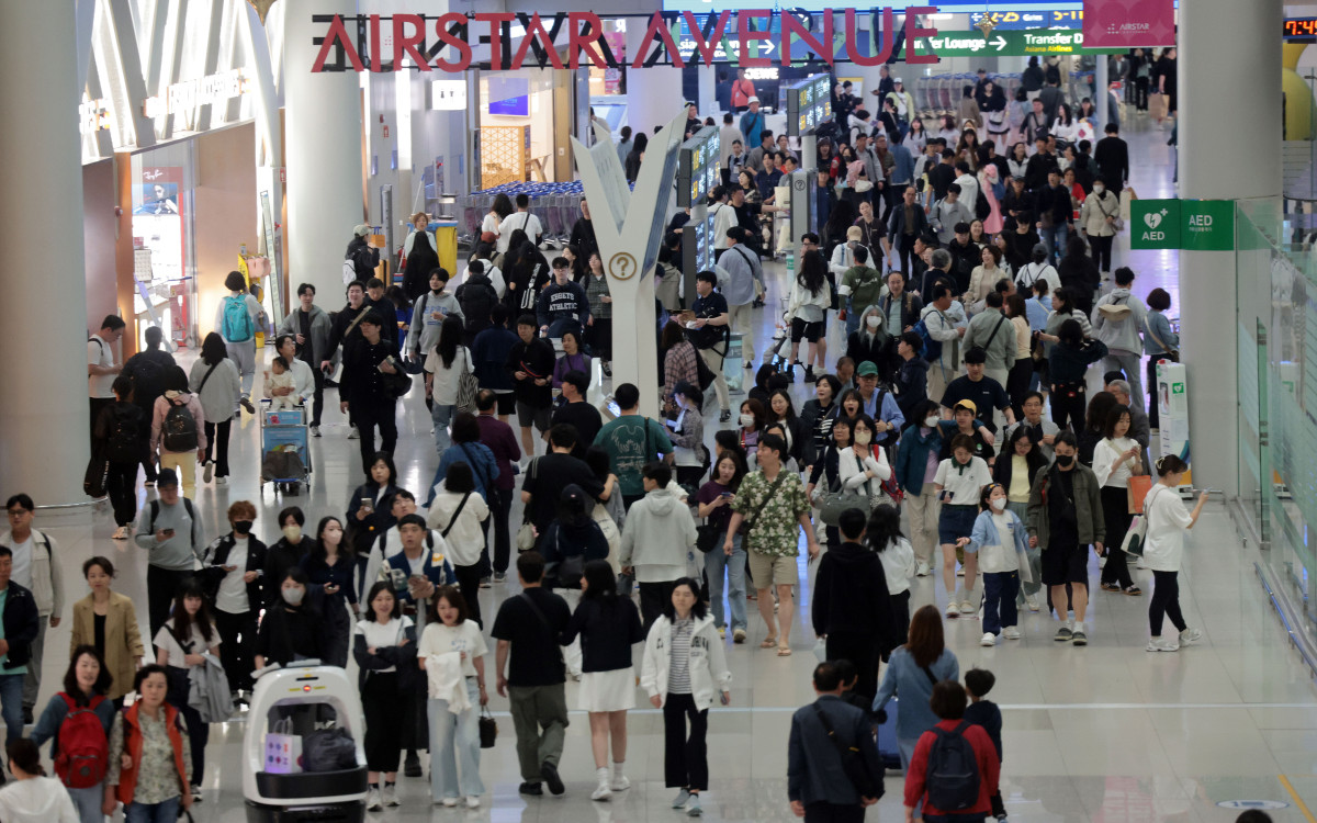 ▲5월 황금연휴를 앞둔 1일 인천국제공항 제1여객터미널 출국장 내 면세점 구역이 승객들로 북적이고 있다. (연합뉴스)