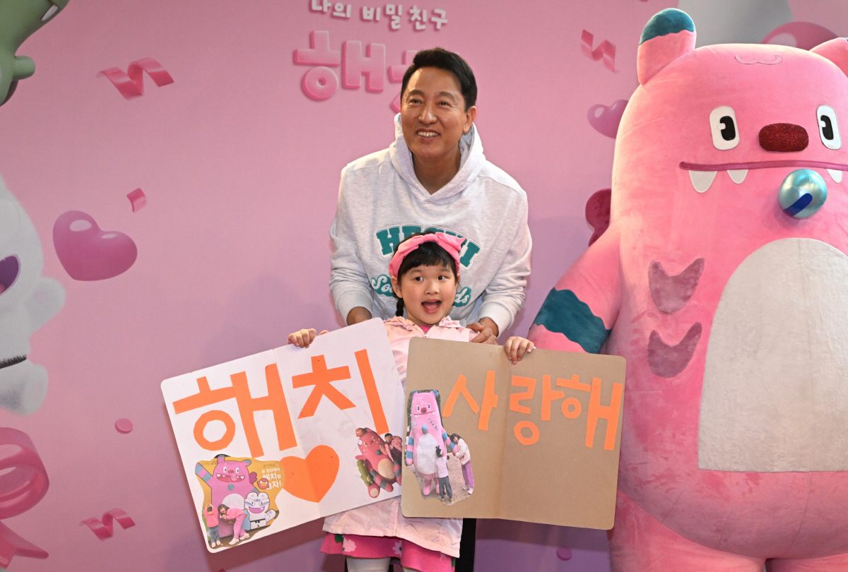 ▲오세훈 서울시장이 1일 서울시청에서 해치 1주년 팬파티에 참석한 어린이와 사진 촬영을 하고 있다. 사진제공-서울시