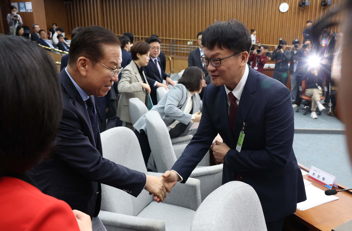▲권영세(왼쪽) 국민의힘 비상대책위원장과 류정환 SK텔레콤 부사장이 1일 서울 여의도 국회에서 열린 SK텔레콤 소비자 권익 및 개인정보보호를 위한 긴급 간담회에서 인사하고 있다. 신태현 기자 holjjak@