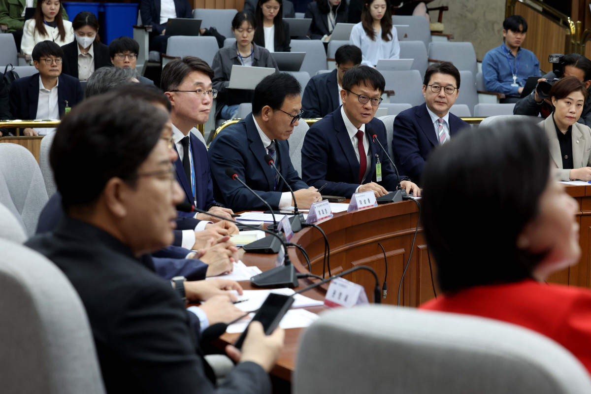 ▲류정환 SK텔레콤 부사장이 1일 서울 여의도 국회에서 열린 SK텔레콤 소비자 권익 및 개인정보보호를 위한 긴급 간담회에서 발언하고 있다. 신태현 기자 holjjak@