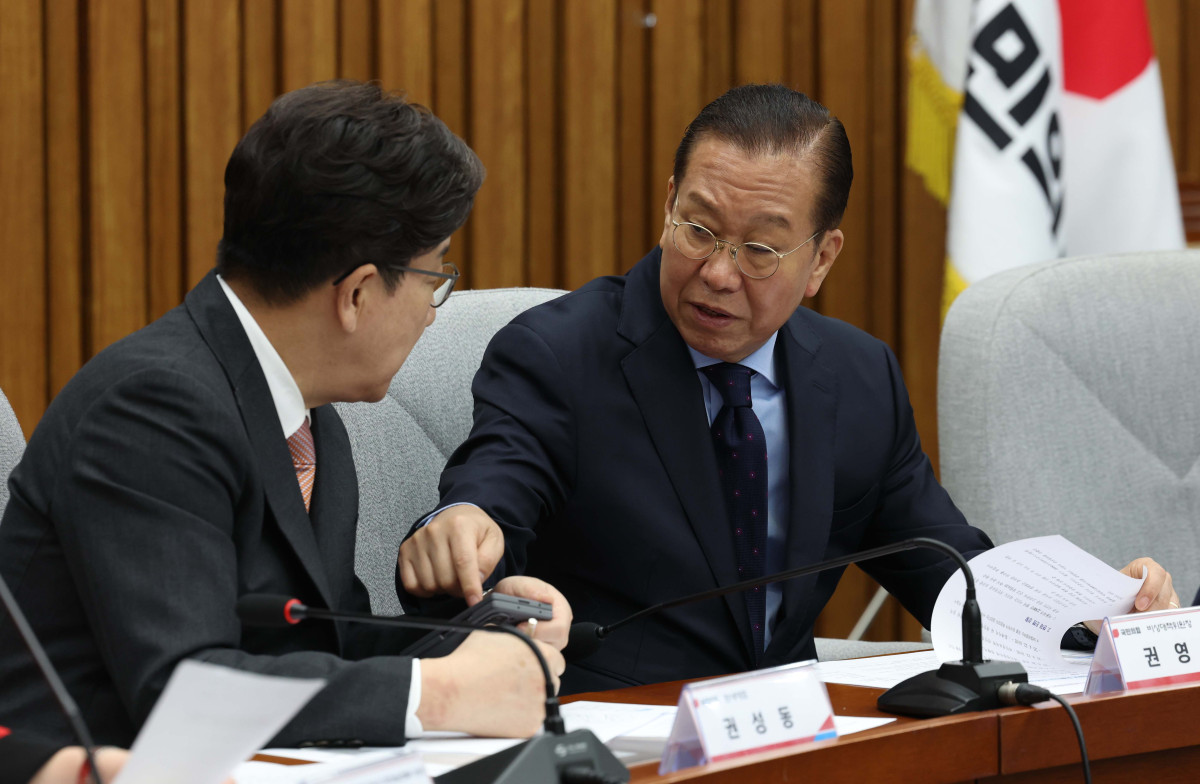 ▲권영세(오른쪽) 국민의힘 비상대책위원장과 권성동 원내대표가 1일 서울 여의도 국회에서 열린 SK텔레콤 소비자 권익 및 개인정보보호를 위한 긴급 간담회에서 대화하고 있다. 신태현 기자 holjjak@