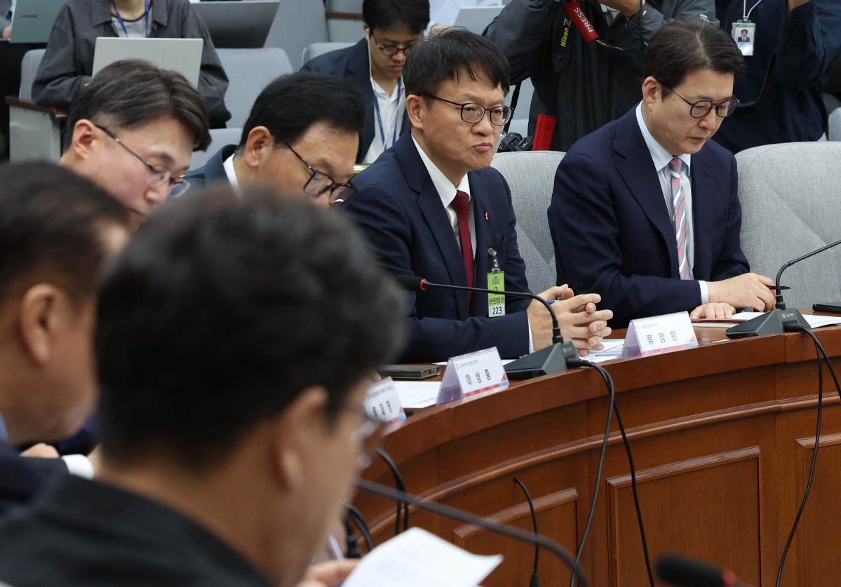 ▲류정환 SK텔레콤 부사장이 1일 서울 여의도 국회에서 열린 SK텔레콤 소비자 권익 및 개인정보보호를 위한 긴급 간담회에서 국민의힘 의원들의 발언을 듣고 있다. 신태현 기자 holjjak@