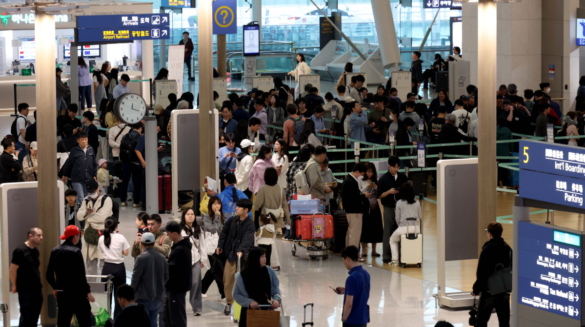 ▲엿새간 이어지는 징검다리 황금연휴가 시작된 1일 인천 중구 인천국제공항 제1여객터미널이 이용객들로 붐비고 있다. 신태현 기자 holjjak@