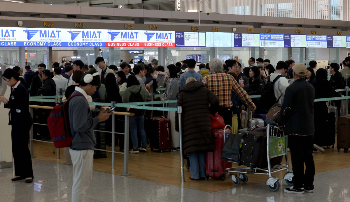 ▲엿새간 이어지는 징검다리 황금연휴가 시작된 1일 인천 중구 인천국제공항 제1여객터미널이 이용객들로 붐비고 있다. 신태현 기자 holjjak@