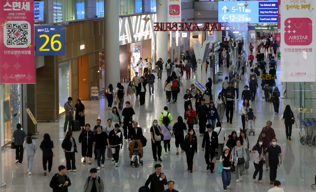 ▲인천국제공항 제1여객터미널이 이용객들로 붐비고 있다. 신태현 기자 holjjak@