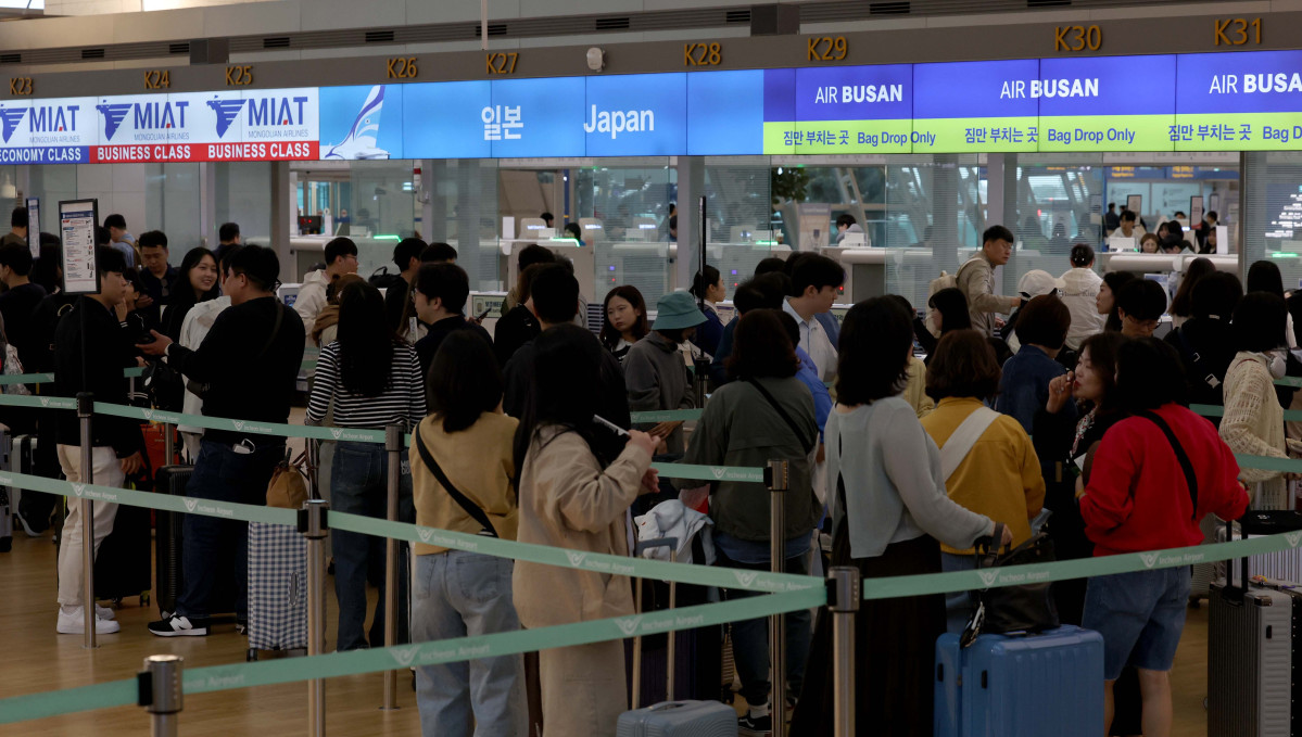 ▲엿새간 이어지는 징검다리 황금연휴가 시작된 1일 인천 중구 인천국제공항 제1여객터미널이 이용객들로 붐비고 있다. 신태현 기자 holjjak@