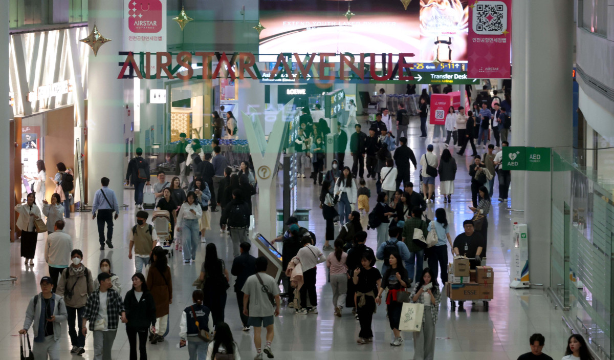 ▲엿새간 이어지는 징검다리 황금연휴가 시작된 1일 인천 중구 인천국제공항 제1여객터미널이 이용객들로 붐비고 있다. 신태현 기자 holjjak@