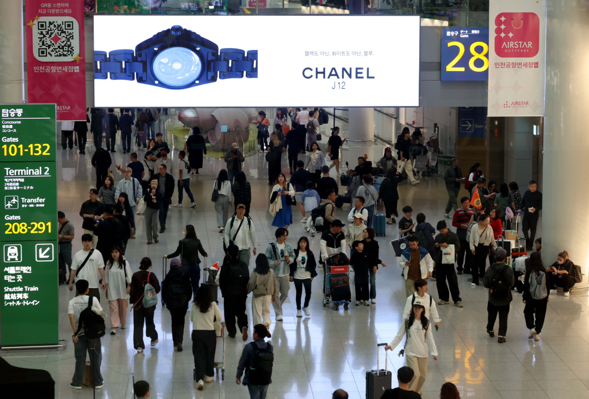 ▲엿새간 이어지는 징검다리 황금연휴가 시작된 1일 인천 중구 인천국제공항 제1여객터미널이 이용객들로 붐비고 있다. 신태현 기자 holjjak@