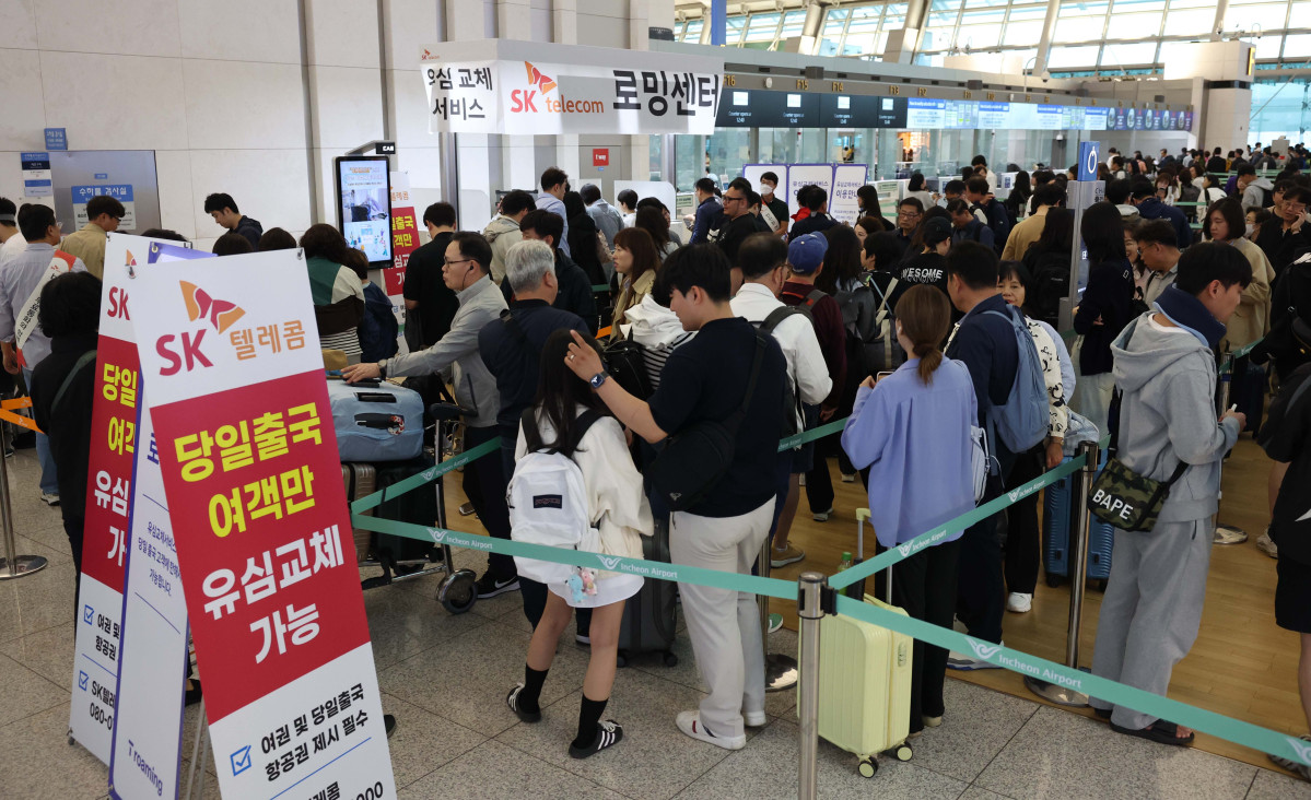 ▲엿새간 이어지는 징검다리 황금연휴가 시작된 1일 인천 중구 인천국제공항 제1여객터미널에 마련된 SK텔레콤 유심교체서비스 임시창구에 출국 전 유심을 교체하려는 승객들이 줄을 서 있다. 신태현 기자 holjjak@