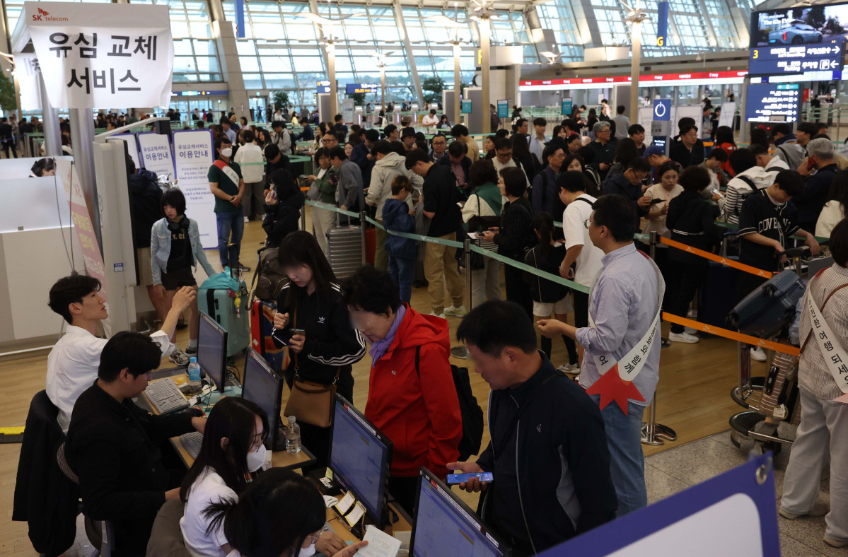 ▲엿새간 이어지는 징검다리 황금연휴가 시작된 1일 인천 중구 인천국제공항 제1여객터미널에 마련된 SK텔레콤 유심교체서비스 임시창구에 출국 전 유심을 교체하려는 승객들이 줄을 서 있다. 신태현 기자 holjjak@