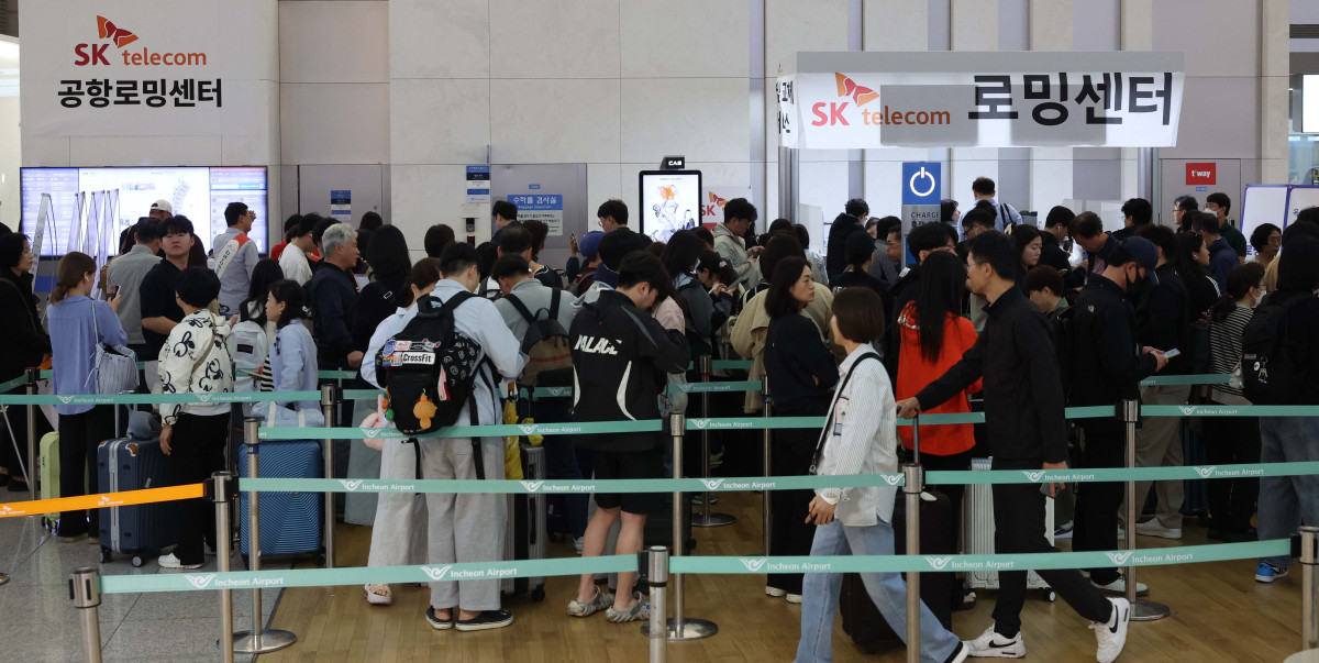 ▲엿새간 이어지는 징검다리 황금연휴가 시작된 1일 인천 중구 인천국제공항 제1여객터미널에 마련된 SK텔레콤 유심교체서비스 임시창구에 출국 전 유심을 교체하려는 승객들이 줄을 서 있다. 신태현 기자 holjjak@
