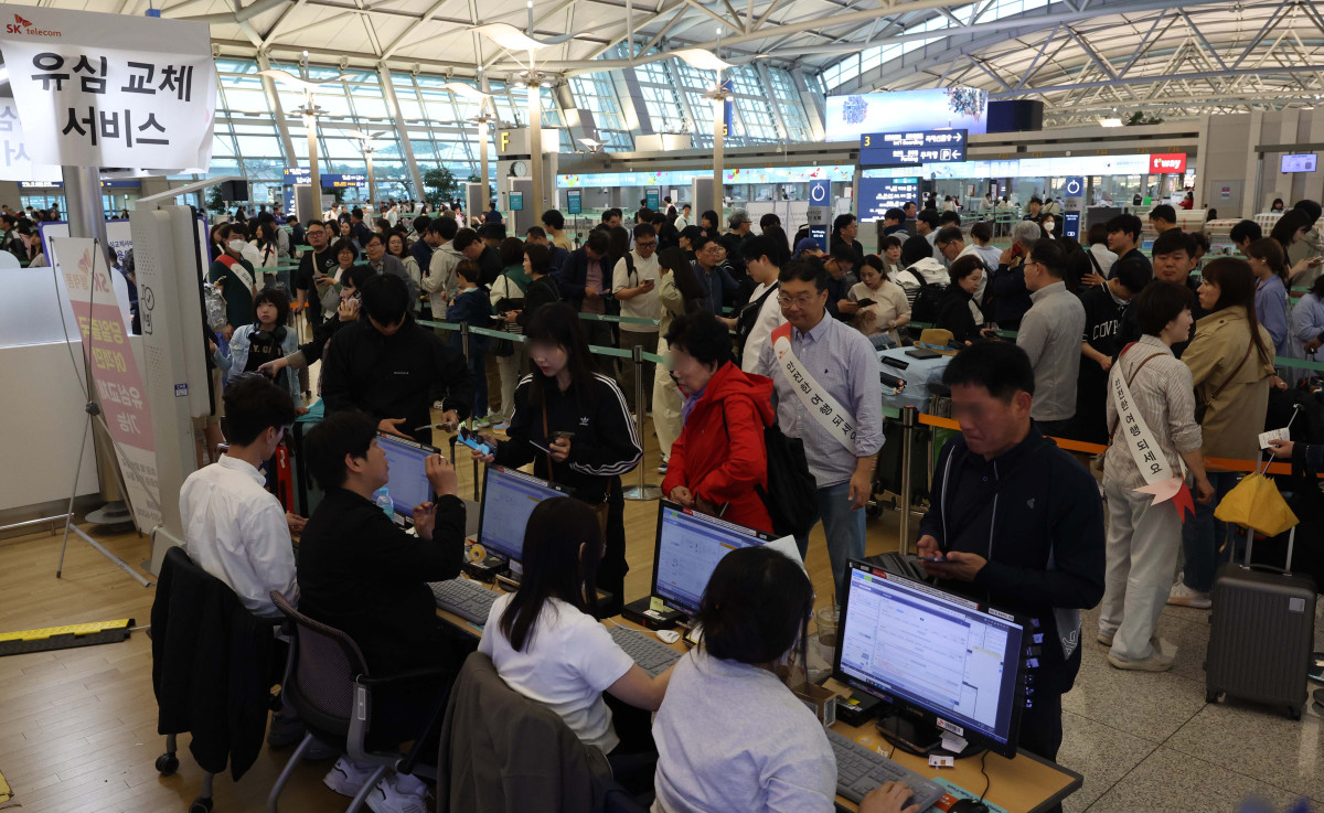 ▲엿새간 이어지는 징검다리 황금연휴가 시작된 1일 인천 중구 인천국제공항 제1여객터미널에 마련된 SK텔레콤 유심교체서비스 임시창구에 출국 전 유심을 교체하려는 승객들이 줄을 서 있다. 신태현 기자 holjjak@