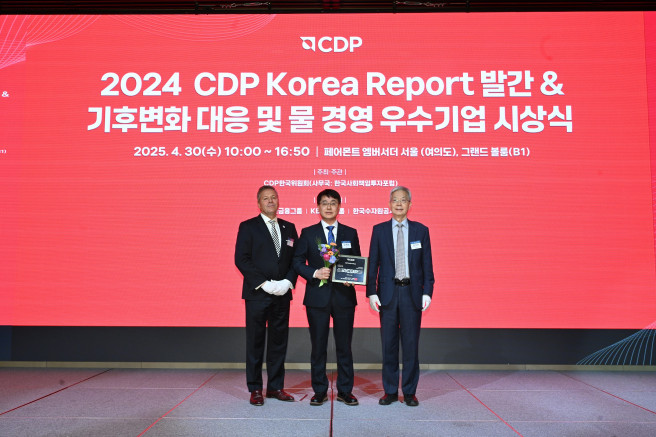 ▲‘2024 CDP 코리아 어워드’ 시상식에서 현대건설 안전수행지원실 김제영 실장(가운데)이 CDP 한국위원회 주요 관계자들과 기념사진을 촬영하고 있다. (사진제공=현대건설)